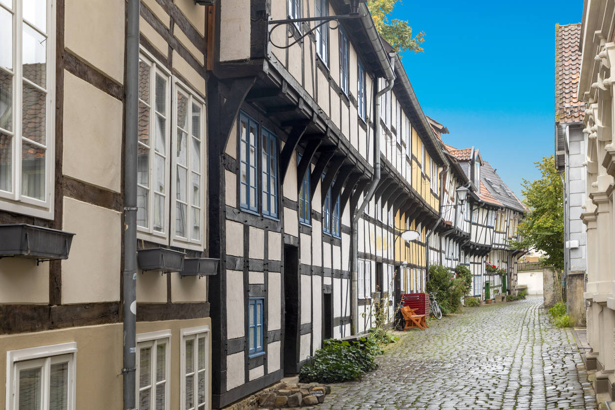 malerische alte Fachwerkhäuser in der Stadt Detmold an der Adolfsstraße in Deutschland.